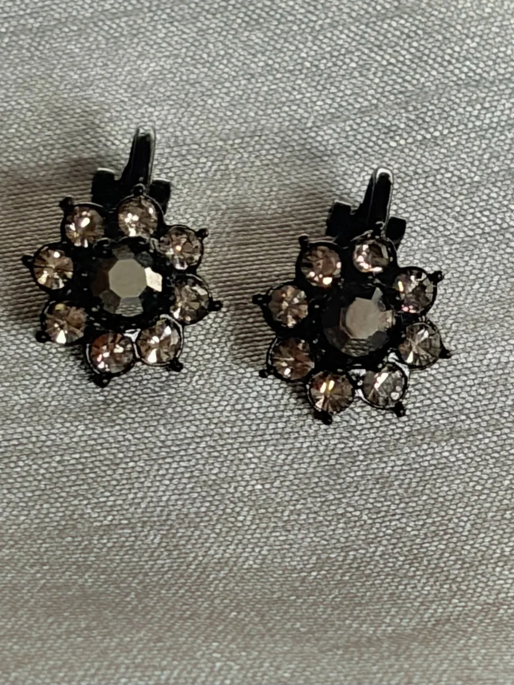 Women's Flower Stud Fashion Earrings Rhinestones Gun Metal Gray Unbranded